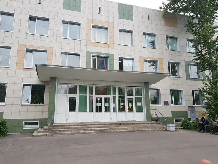 Общий вид поликлиники с улицы Общий вид поликлиники с улицы